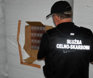 Budzisko. KAS udaremniła przemyt blisko 1 mln paczek papierosów. Kontrabanda była ukryta w dwóch ciężarówkach