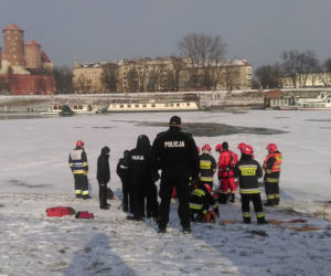 Akcja ratunkowa pod Wawelem. Mężczyzna wpadł do Wisły, kiedy załamał się pod nim lód [ZDJĘCIA]