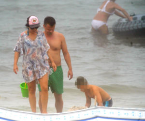 KATARZYNA CICHOPEK Z RODZINĄ NA PLAŻY