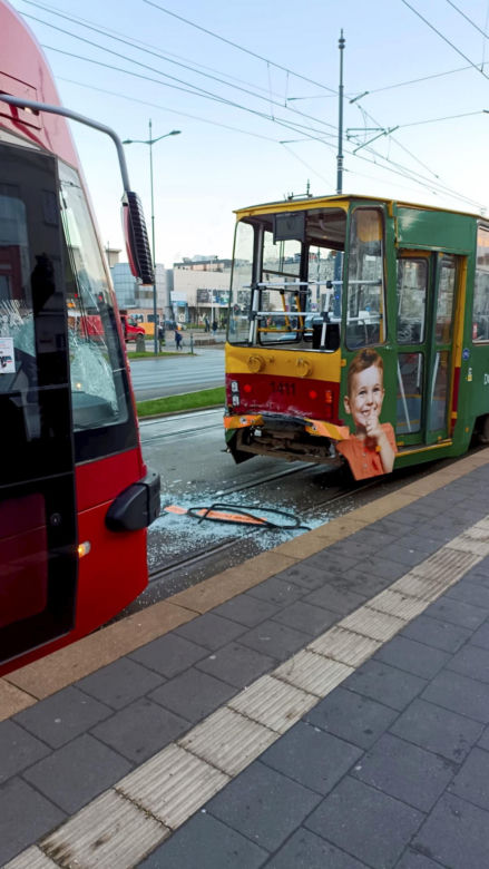 Zderzenie dwóch tramwajów w Łodzi! Kilka osób zostało rannych [ZDJĘCIA].