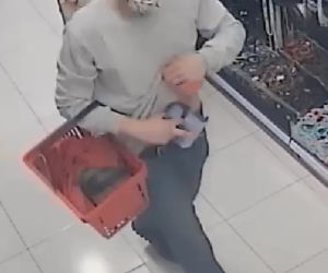 Okradł drogerię w Dobrzejewicach koło Torunia. Rozpoznajesz tego mężczyznę? 