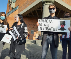 Protest pod kościołem św. Antoniego w Lesznie