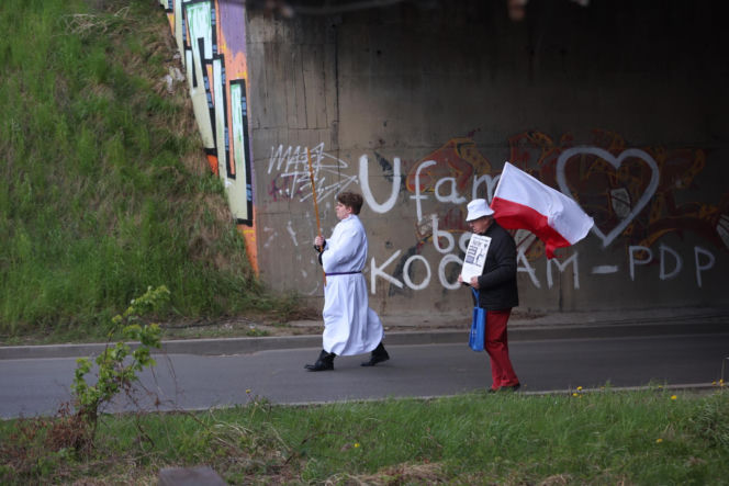 Polacy żegnają Łukasza Litewkę. Kondukt żałobny