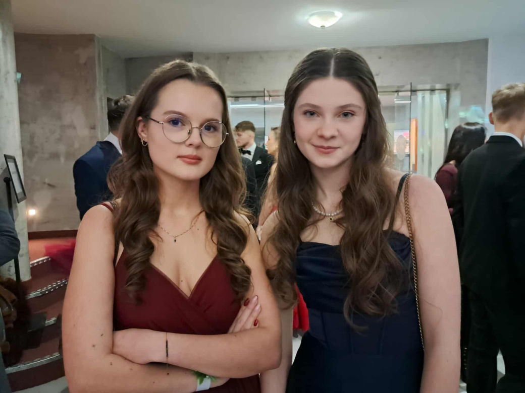 Tak bawili się maturzyści na studniówce skarżyskiego "Erbla". Kreacje jak z czerwonego dywanu