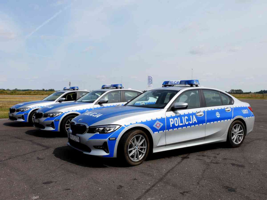 Policjanci przechodzą szkolenia z jazdy oznakowanymi BMW serii 3