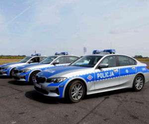 Policjanci przechodzą szkolenia z jazdy oznakowanymi BMW serii 3