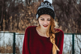 Te fryzury są idealne do noszenia z czapką 