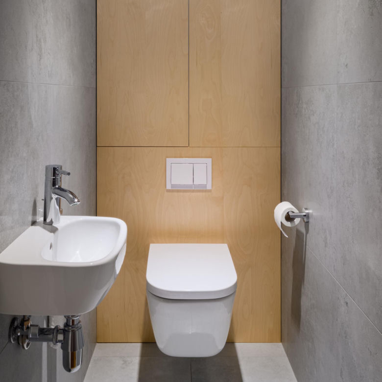 Jak urządzić małą toaletę? Bardzo małe WC w bloku - nowoczesne aranżacje