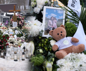 Morze białych kwiatów dla mamy i córeczki. Marzena i 4-letnia Pola spoczęły razem w jednym grobie