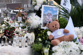Morze białych kwiatów dla mamy i córeczki. Marzena i 4-letnia Pola spoczęły razem w jednym grobie