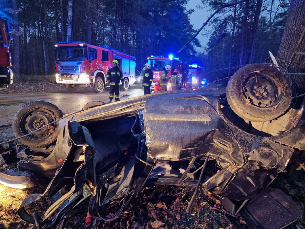 Makabra pod Lipskiem. Renault dachował i roztrzaskał się na drzewie