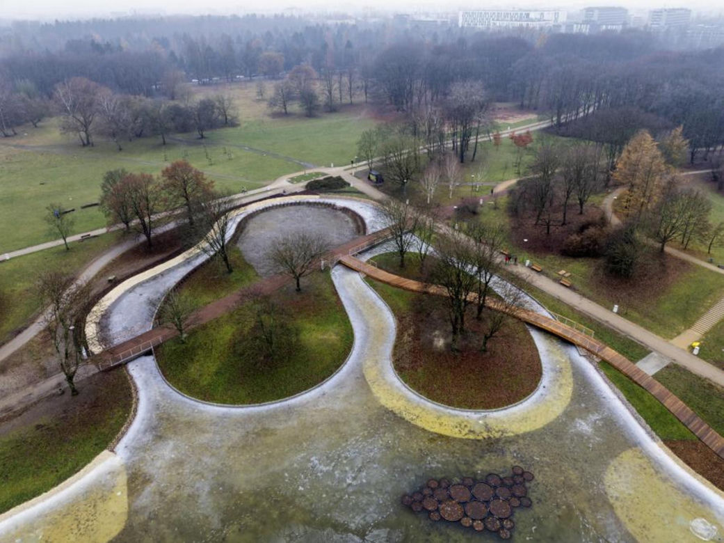 Nowe oblicze parku na Polu Mokotowskim. Nowe ławki, brak betonu i hotele dla owadów