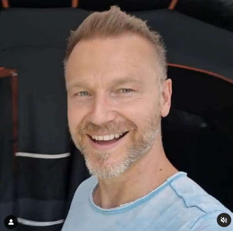 Krystian Wieczorek na Instagramie pokazał gdzie spędzi wakacje z żoną i córką