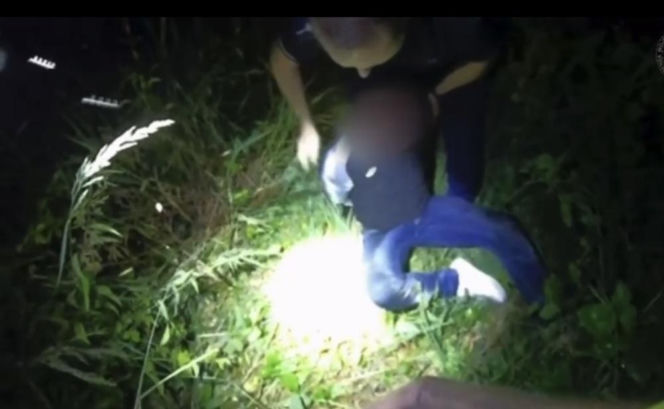 Pijany i agresywny kierowca uciekał przed policją. Szalony nocny pościg zakończył się w zaroślach