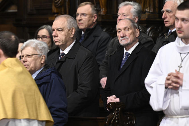 Msza za ofiary Smoleńska w Archikatedrze. Obecni Nawrocki i Kaczyńska