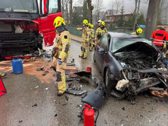 Zderzenie osobówki z ciężarówką. Poszkodowanego nie udało się uratować