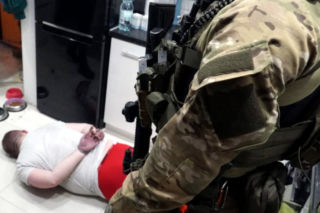 Mazowsze: Gang narkotykowy rozbity. Powyciągali handlarzy z domów o świcie [WIDEO, GALERIA]