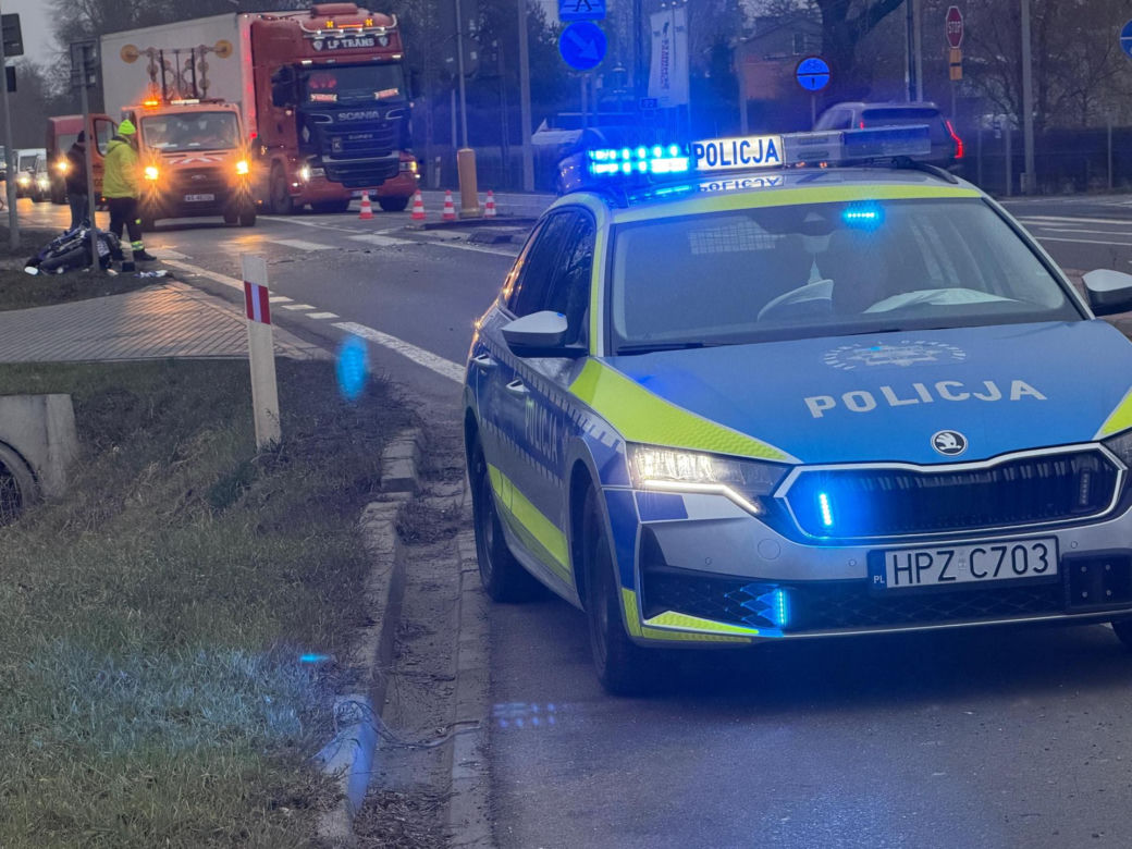 Pijany motocyklista wbił się w tył skody