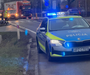 Pijany motocyklista wbił się w tył skody