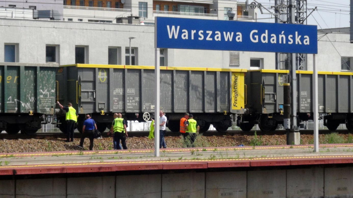 Makabra na torach w Warszawie. Rozczłonkowane ciało leży na torach