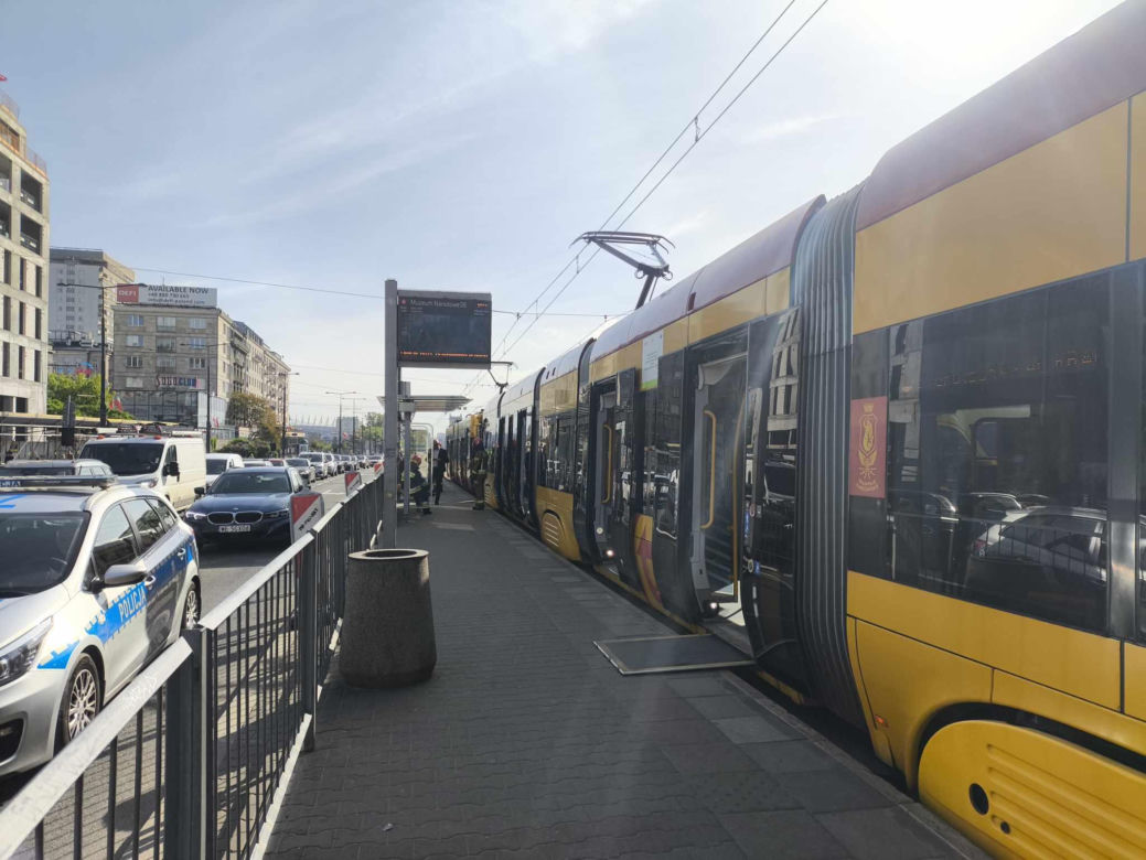 Zderzenie tramwajów w centrum Warszawy. 13 osób rannych, ruch tramwajowy wstrzymany