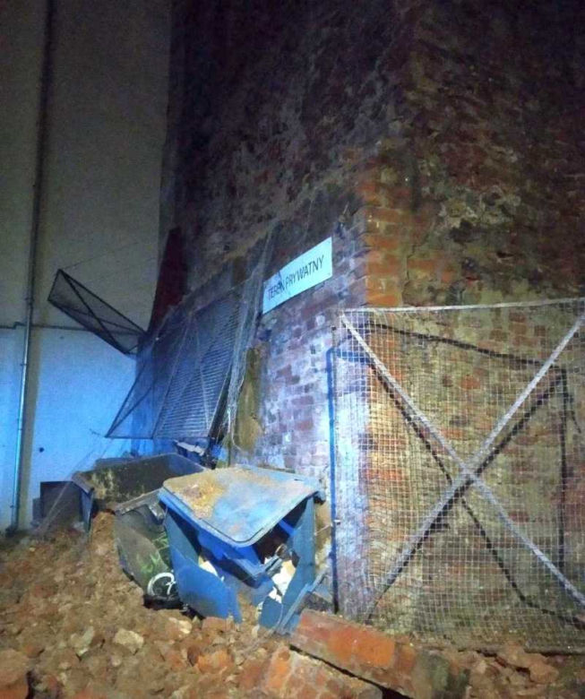 O krok od tragedii! Runął kilkunastometrowy mur na Bednarskiej