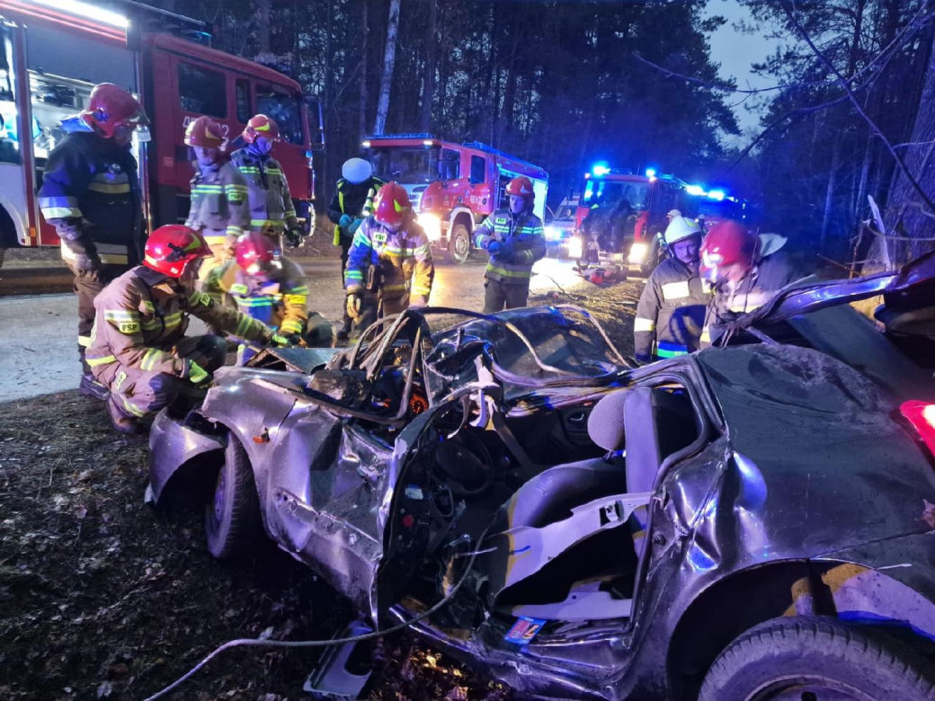 Makabra pod Lipskiem. Renault dachował i roztrzaskał się na drzewie