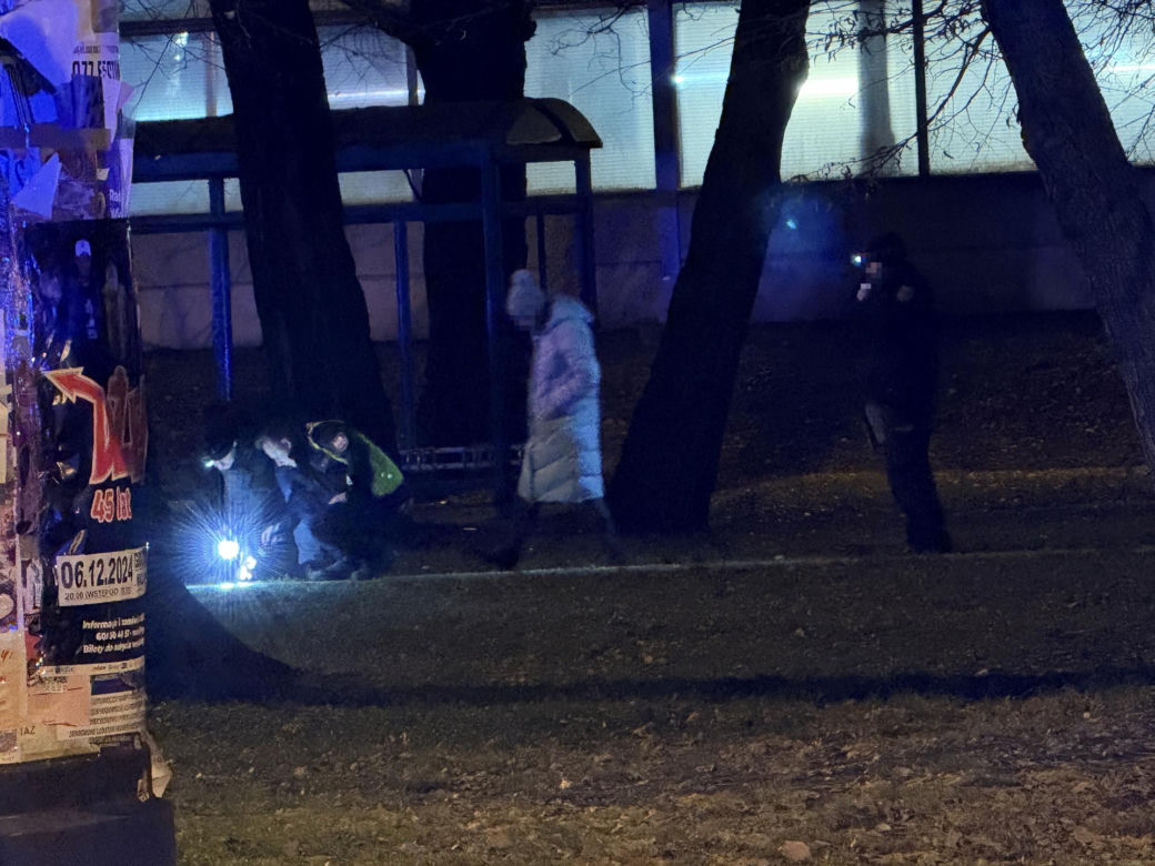 Koszmarny finał Mikołajek w Grodzisku Mazowieckim. Wykrwawiał się na środku ulicy, chwilę wcześniej został dźgnięty nożem