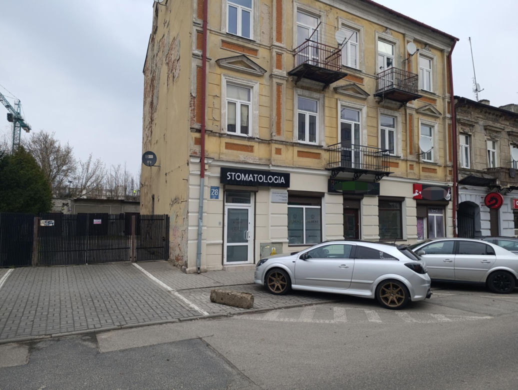 Haniebne malodwidło latami szpeciło bramę. Interwencja dziennikarza "Super Expressu"