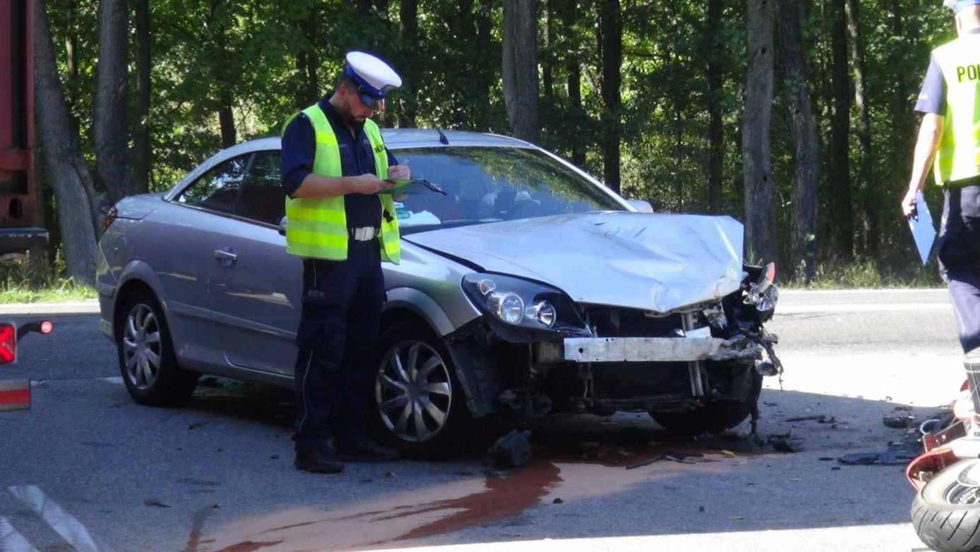 Koszmar na skrzyżowaniu w Sowiej Woli. Motocyklista przeleciał nad samochodem i gruchnął o asfalt. Zginął na miejscu