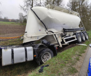 Groźna kolizja w Świciechowie. Do wyciągnięcia z rowu TIR-a potrzebny był ciężki sprzęt. Co tam się stało?