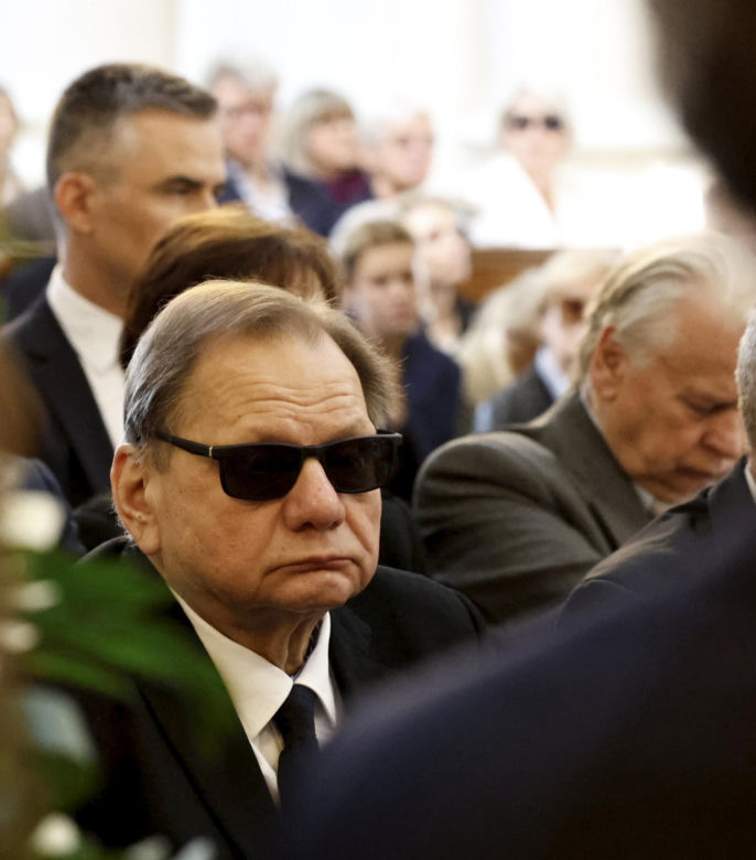 Monika Olejnik na pogrzebie senatora Piesiewicza. Towarzyszył jej ukochany