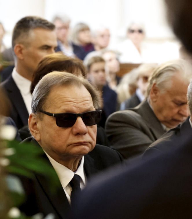 Monika Olejnik na pogrzebie senatora Piesiewicza. Towarzyszył jej ukochany