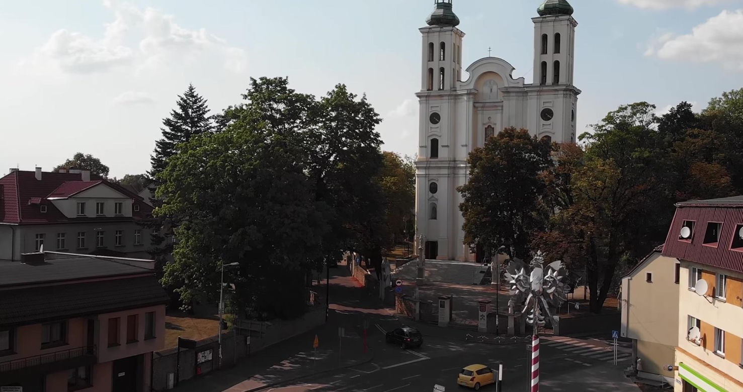 Pszów: Śląska Perła Pielgrzymkowa z Uśmiechniętą Madonną. Odkryj "Wieś Psów"