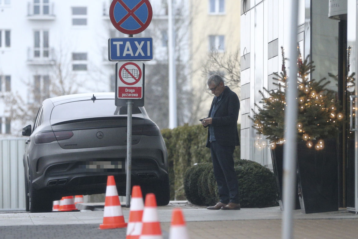 Fernando Santos pali ostatniego papierosa przed odlotem