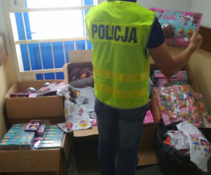 Handlowali podrobionymi zabawkami i odzieżą w Bydgoszczy. Policja namierzyła dwa sklepy