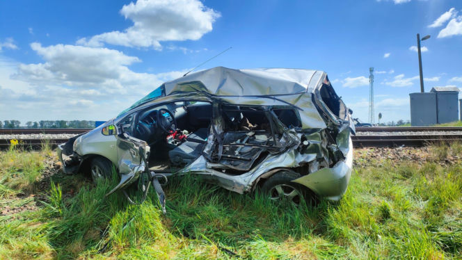 Wypadek w Strzyżewicach. Osobówka zderzyła się z drezyną