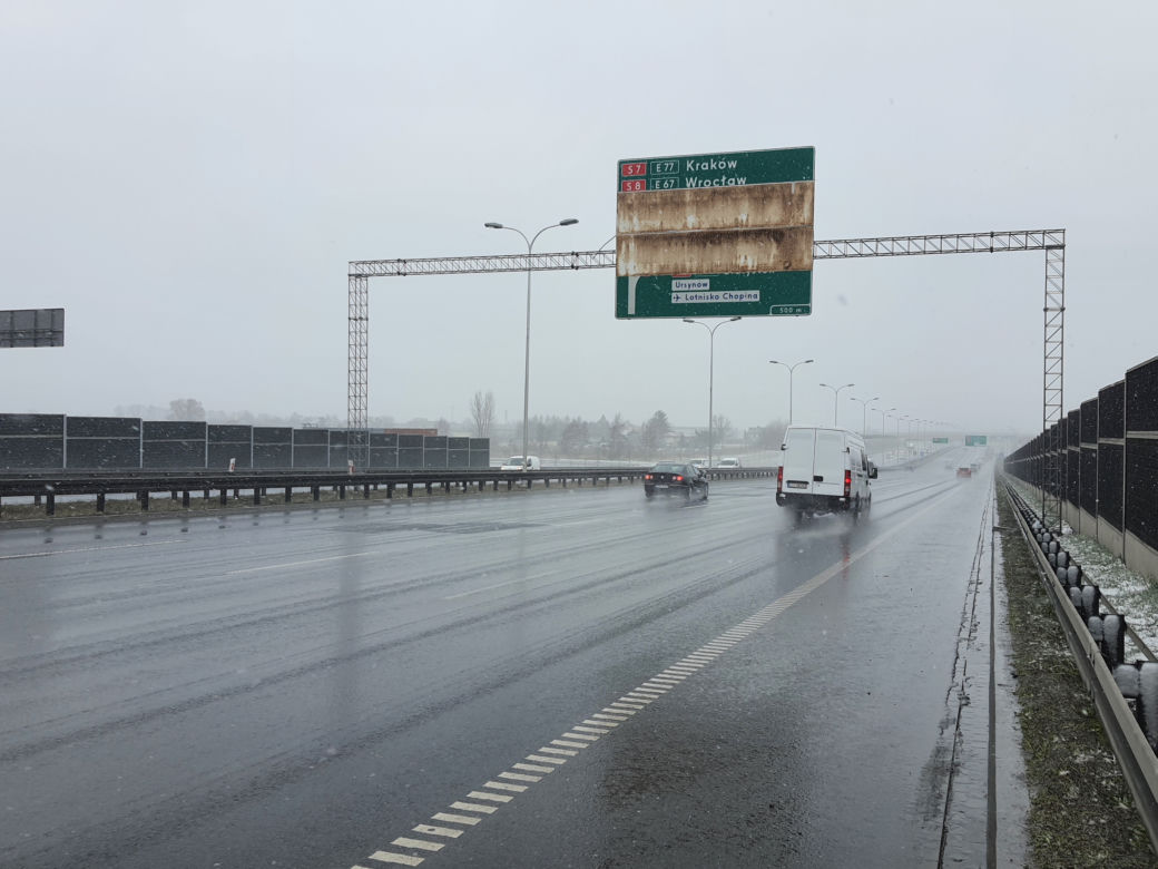 Kuriozalna sytuacja przed zjazdem na POW. Zepsuty znak będzie straszył dwa tygodnie