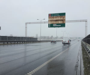 Kuriozalna sytuacja przed zjazdem na POW. Zepsuty znak będzie straszył dwa tygodnie