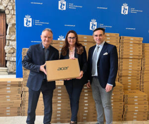 Ponad 300 laptopów trafi do ukraińskich uczniów. „Pozwolą młodym uchodźcom kontynuować naukę”