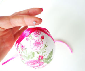 Pisanki decoupage krok po kroku: mocujemy wstążkę