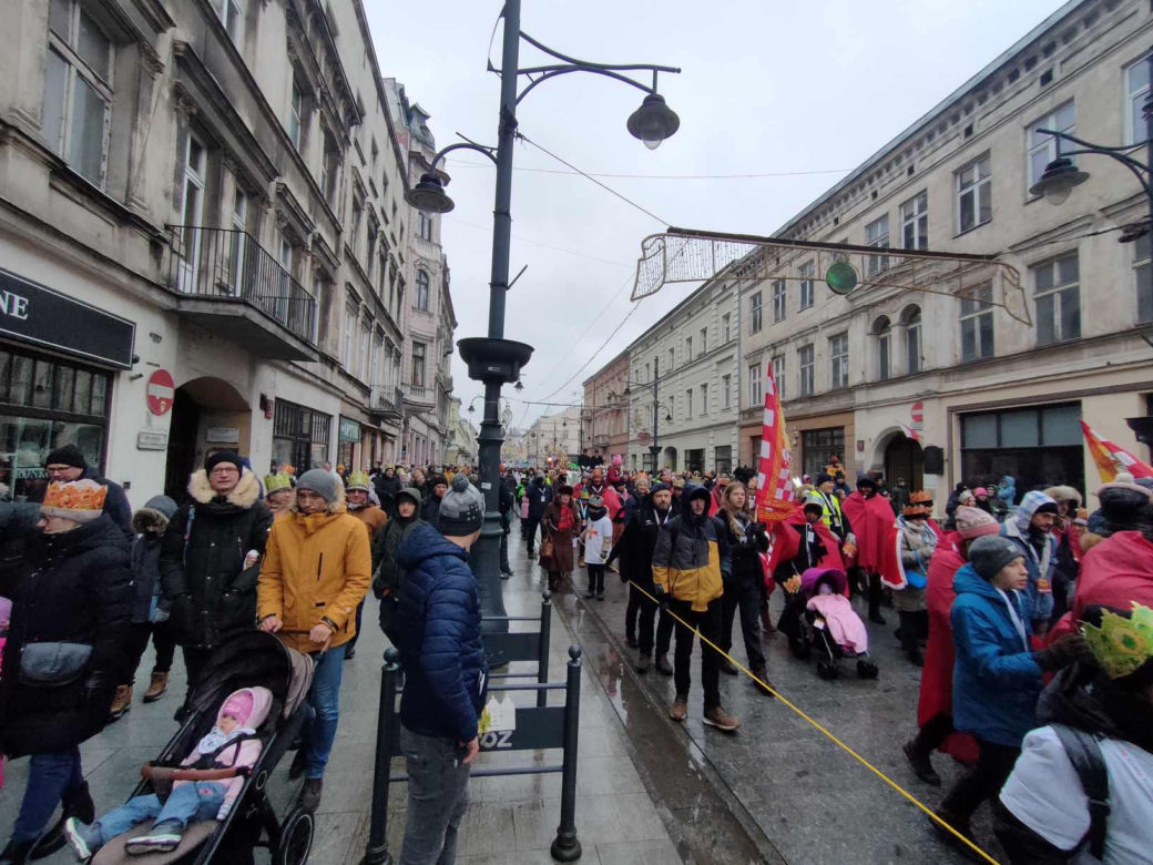 Kolorowy Orszak Trzech Króli w Łodzi. W centrum miasta pojawiło się mnóstwo osób [ZDJĘCIA]