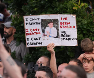 Polski student zginął ugodzony nożem. Policjanci nie wierzyli, że jest ranny i go skuli