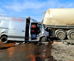 Zderzenie busa z cysterną. Ekspresówka całkowicie zablokowana