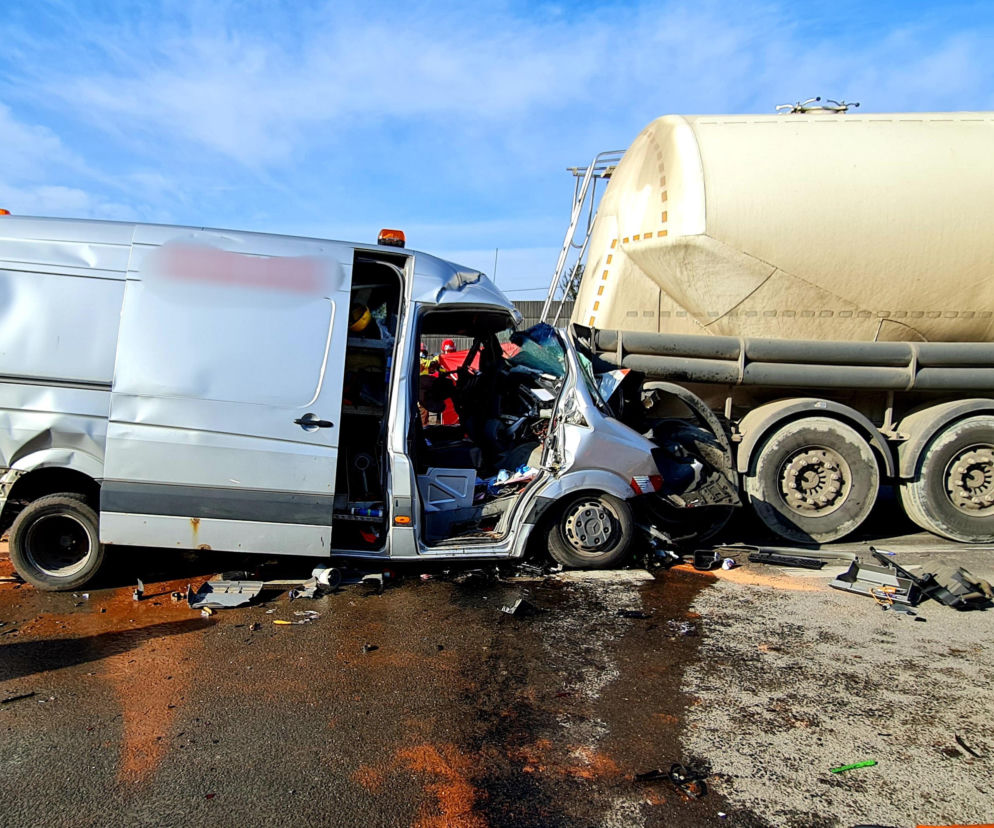 Zderzenie busa z cysterną. Ekspresówka całkowicie zablokowana