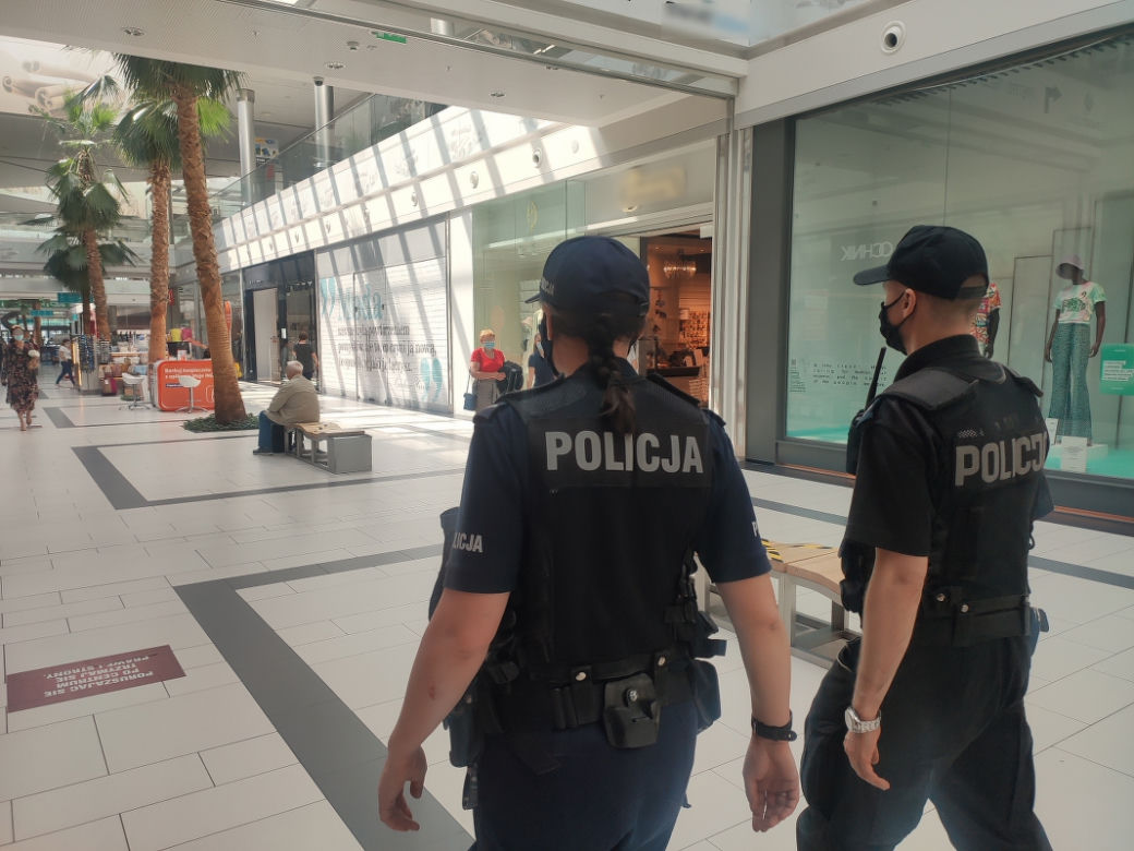 Mieszkańcy Torunia zdjęli maseczki i ruszyli na miasto. Policja sprawdza, czy nie łamią obostrzeń