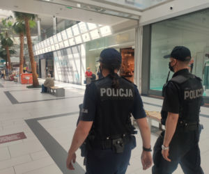 Mieszkańcy Torunia zdjęli maseczki i ruszyli na miasto. Policja sprawdza, czy nie łamią obostrzeń