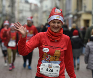 23. Festiwal Biegów Świętych Mikołajów w Toruniu. Zdjęcia ze starówki