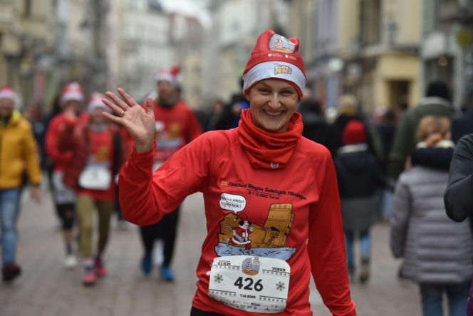 23. Festiwal Biegów Świętych Mikołajów w Toruniu. Zdjęcia ze starówki
