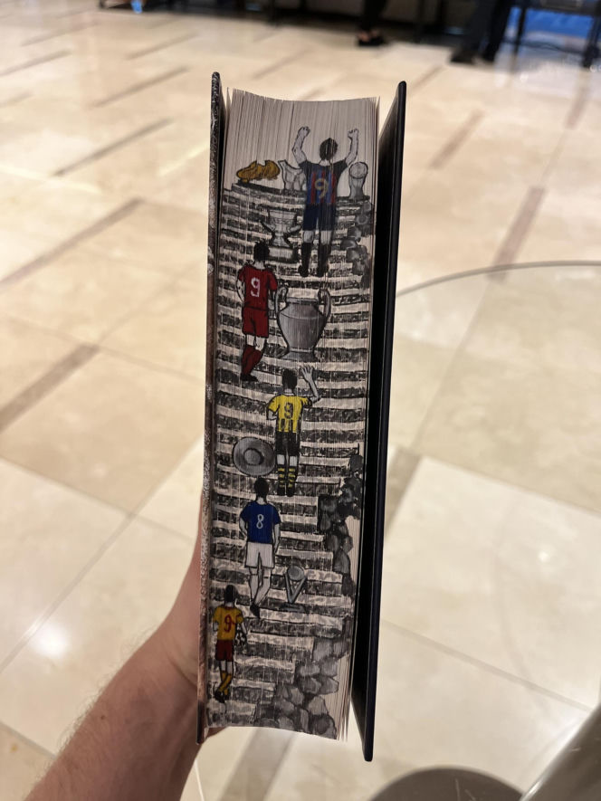 Robert Lewandowski otrzymał wyjątkowy prezent. Takiej książki jeszcze nie miał